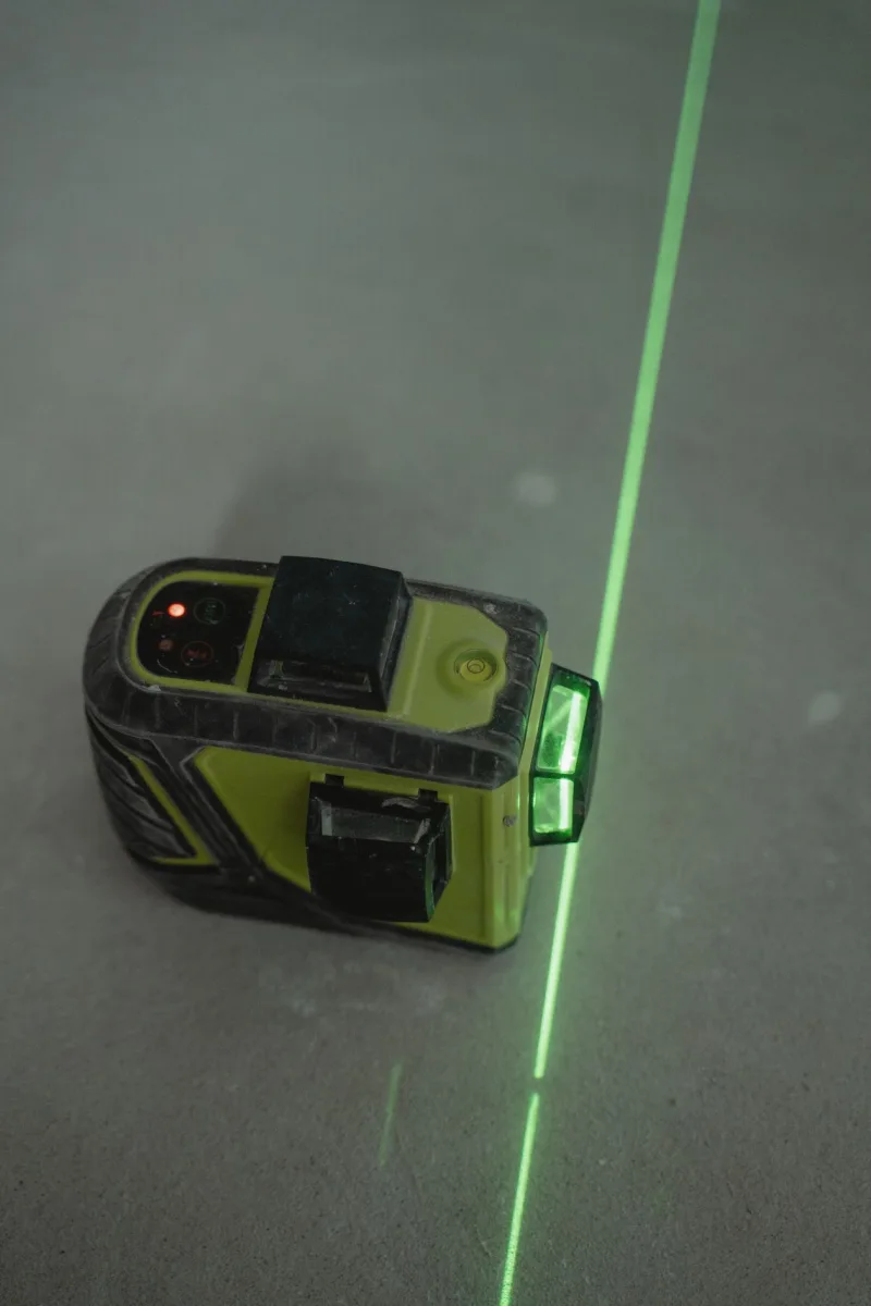 Groene laserlijn op een werkvloer tijdens het uitlijnen